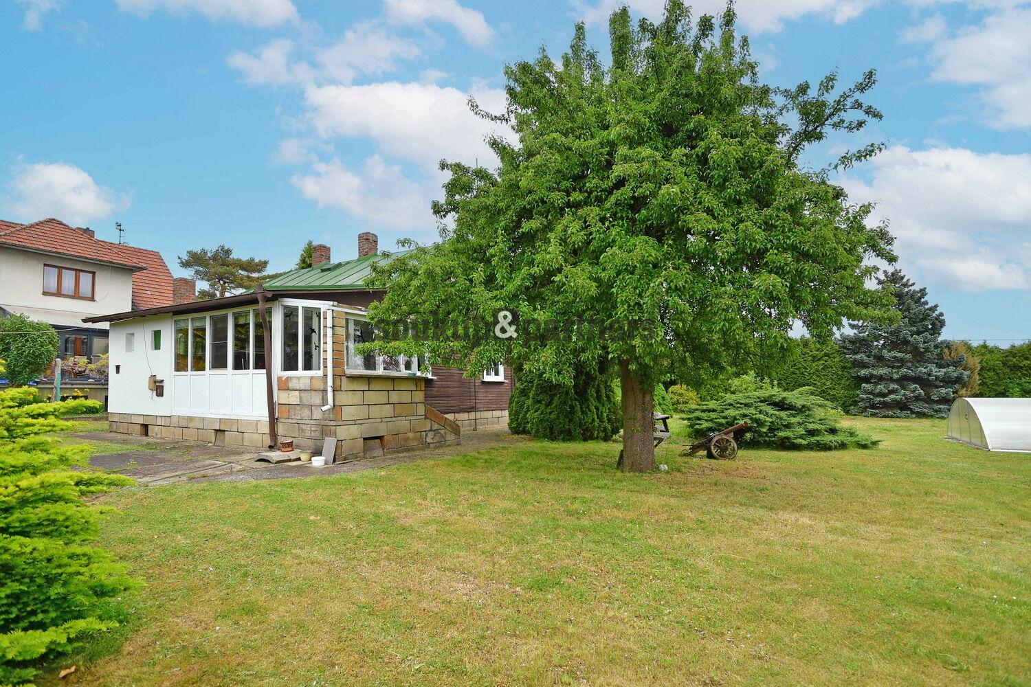 Pozemek - 717 m2, s rodinným domem 73 m2, Máslovice, okr. Praha - Východ.