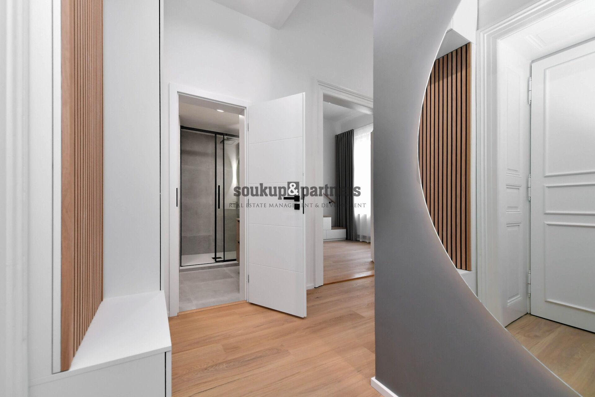 Byt 2+kk/ Šatna - 43m2, po kompletní rekonstrukci,  Praha 5 - Smíchov.