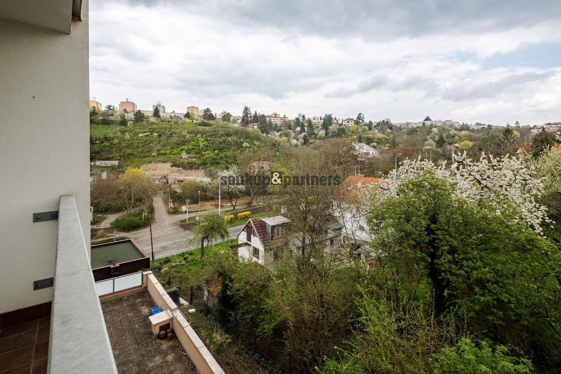 Pronájem bytu 2+kk s lodžií a výhledem do zeleně, Trojská – Praha 8