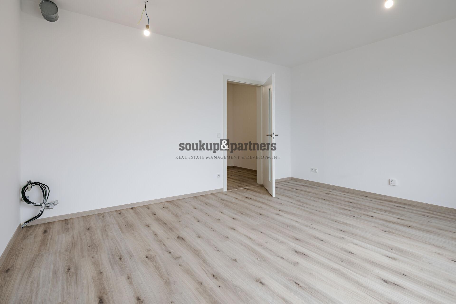 Prodej bytu 1+kk 30 m² s garážovým stáním a sklepem – novostavba, Praha 9 – Letňany.