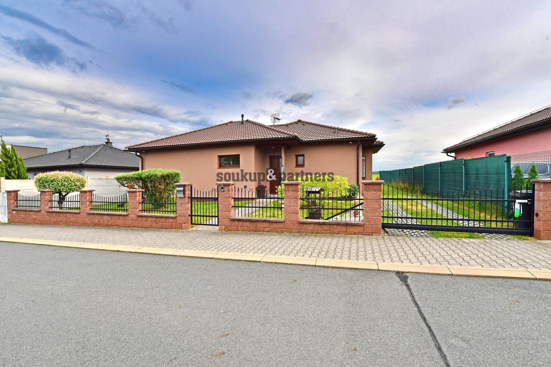 Bungalov 4+1 - 104 m2, krajní pozemek 627 m2, kolaudace 2015, Bašť, Praha - východ.