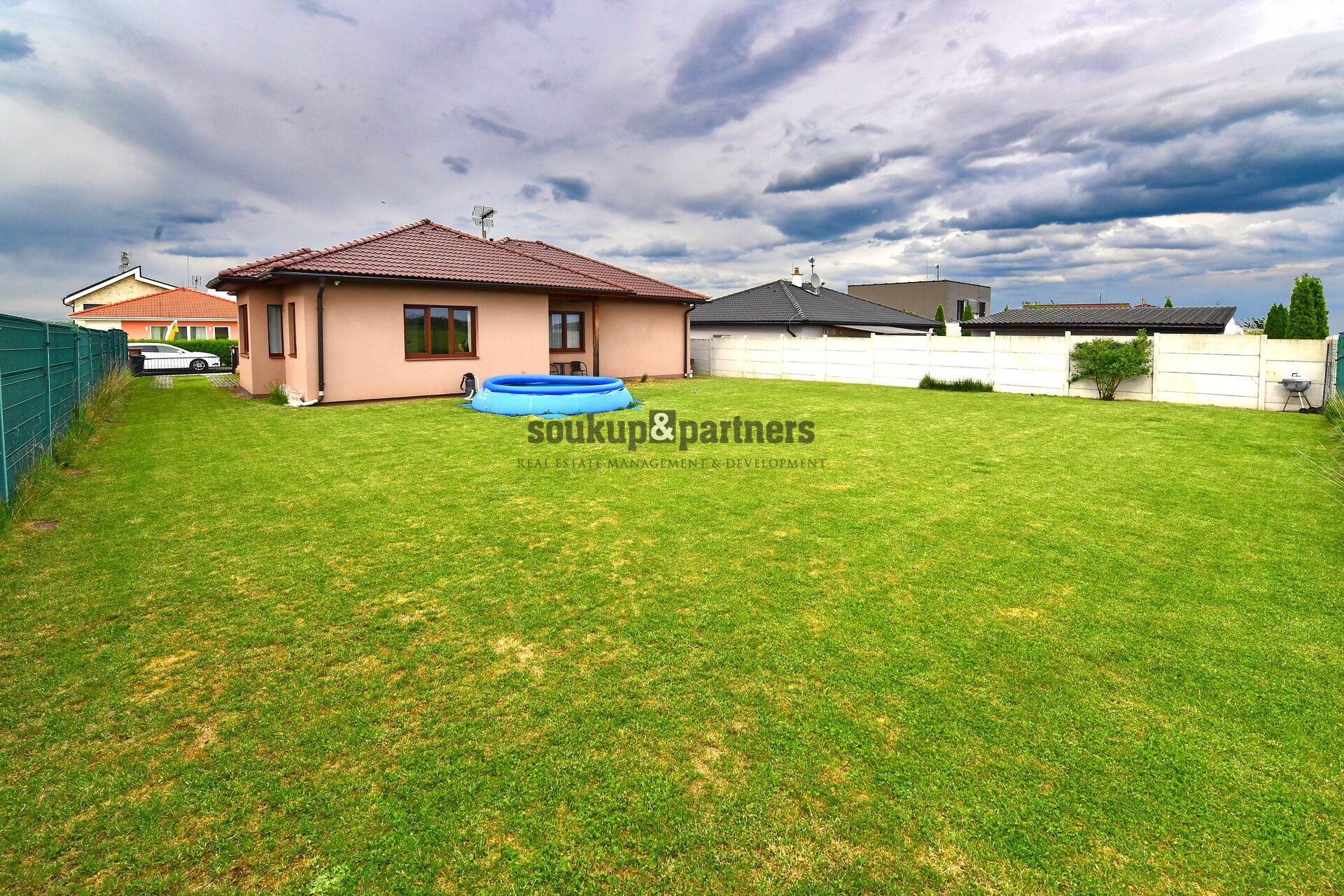 Bungalov 4+1 - 104 m2, krajní pozemek 627 m2, kolaudace 2015, Bašť, Praha - východ.