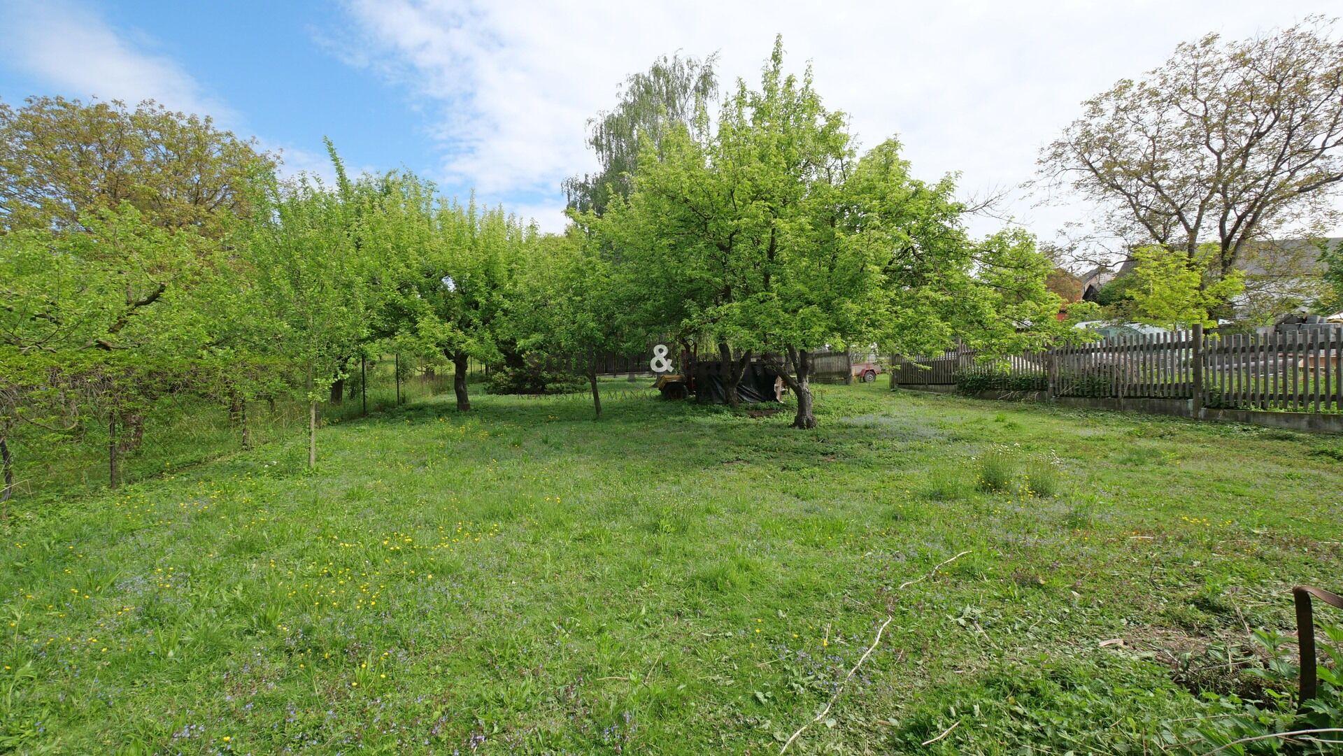 Stavební pozemek 1 248 m² v klidné části Těnovic, Spálené Poříčí.