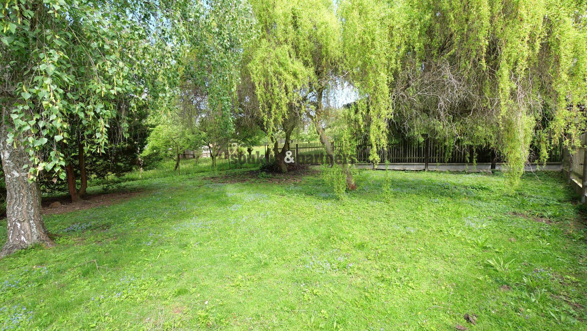 Stavební pozemek 1 248 m² v klidné části Těnovic, Spálené Poříčí.