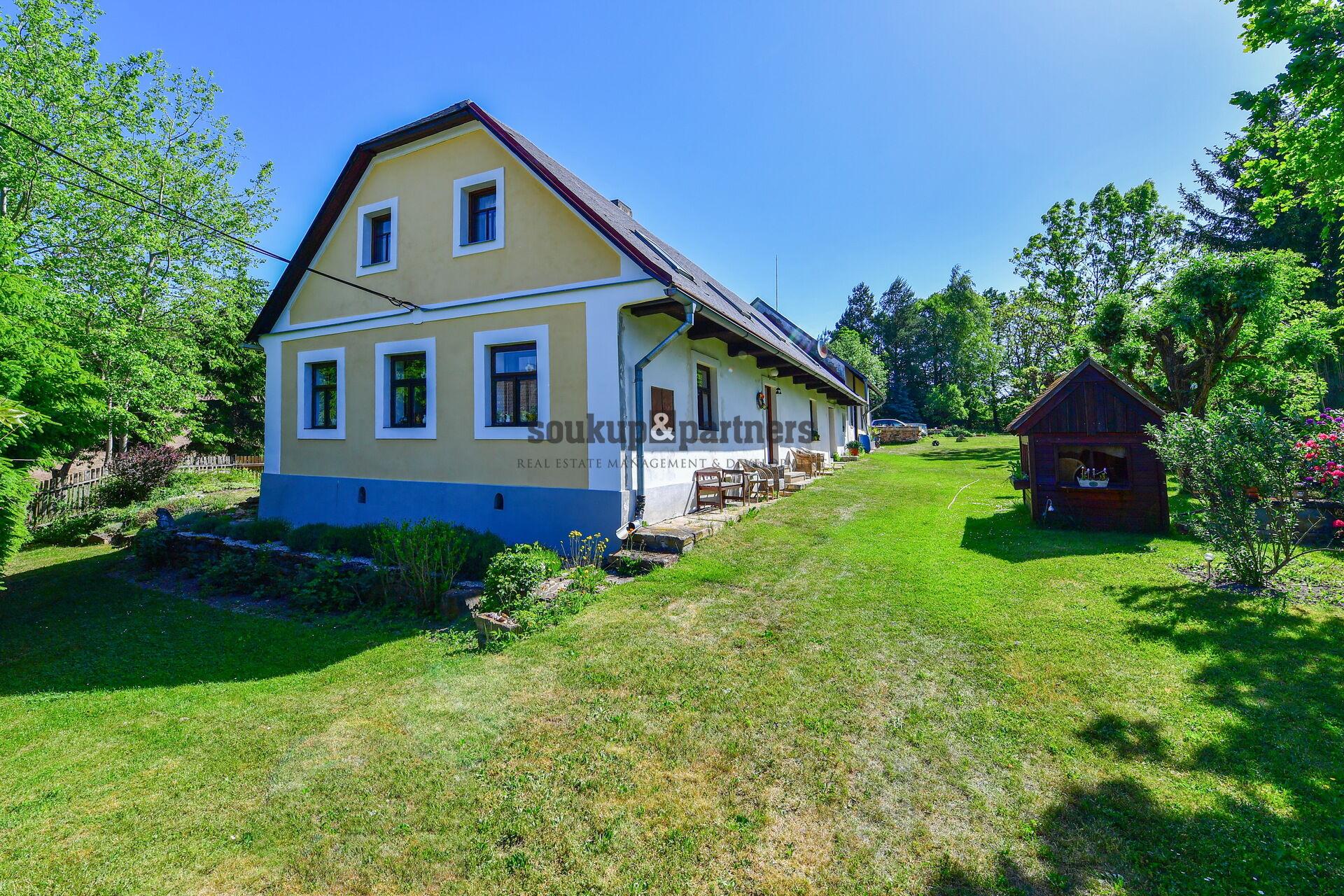 RD 7+1 + půda, obytná plocha cca 500 m², pozemky celkem 2.174 m², Plískov, okr. Rokycany.