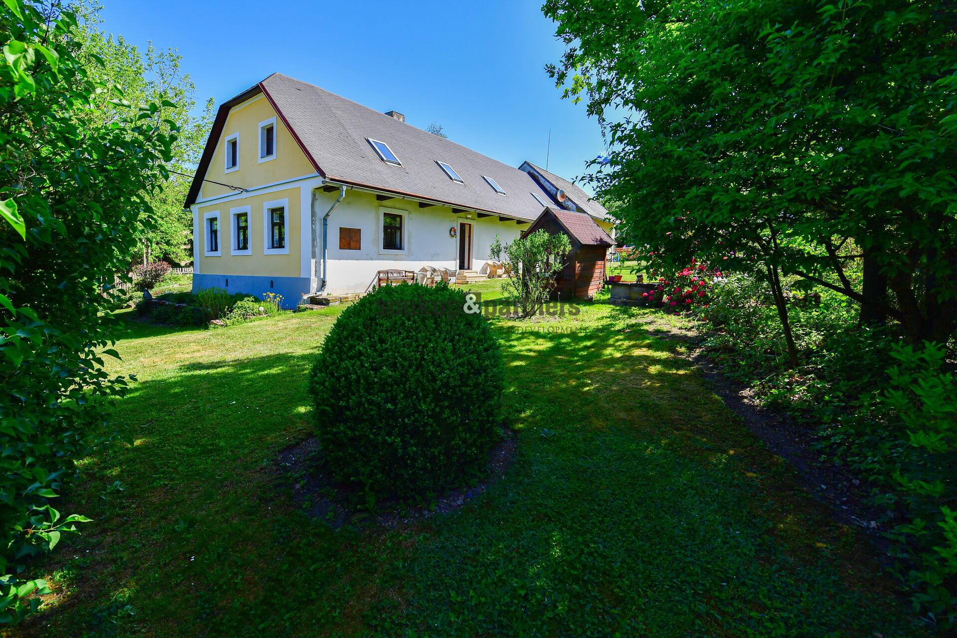 RD 7+1 + půda, obytná plocha cca 500 m², pozemky celkem 2.174 m², Plískov, okr. Rokycany.