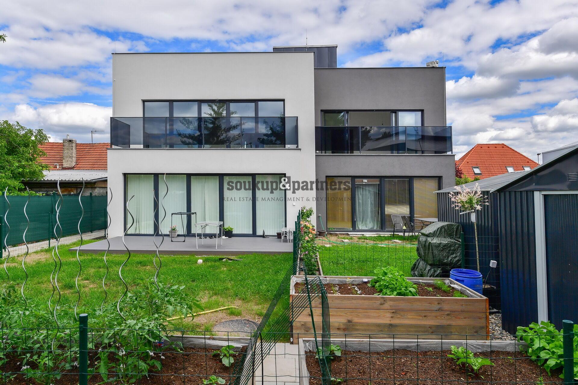 Ateliér 3+kk/ Komora/ 2 x Balkon - 79 m2 + zahrada 95 m2 - Novostavba, Líbeznice, Praha - východ.