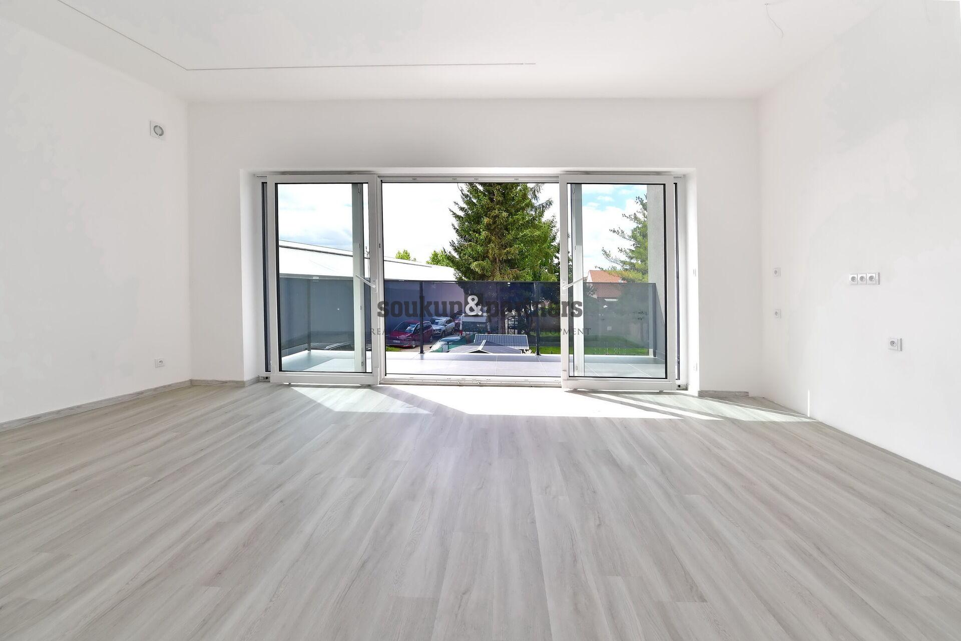 Ateliér 3+kk/ Komora/ 2 x Balkon - 79 m2 + zahrada 95 m2 - Novostavba, Líbeznice, Praha - východ.