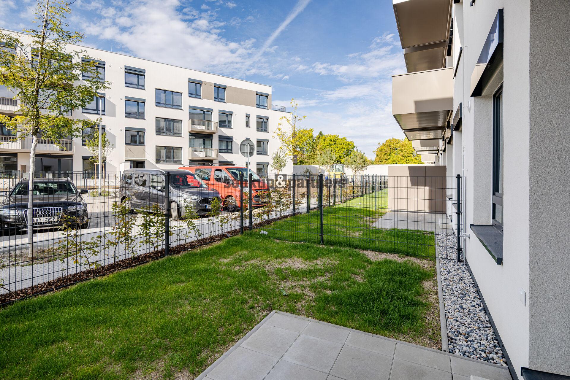 Pronájem nového bytu 2+kk 82 m² s předzahrádkou, gar. stáním a sklepem – PORTTI Kladno