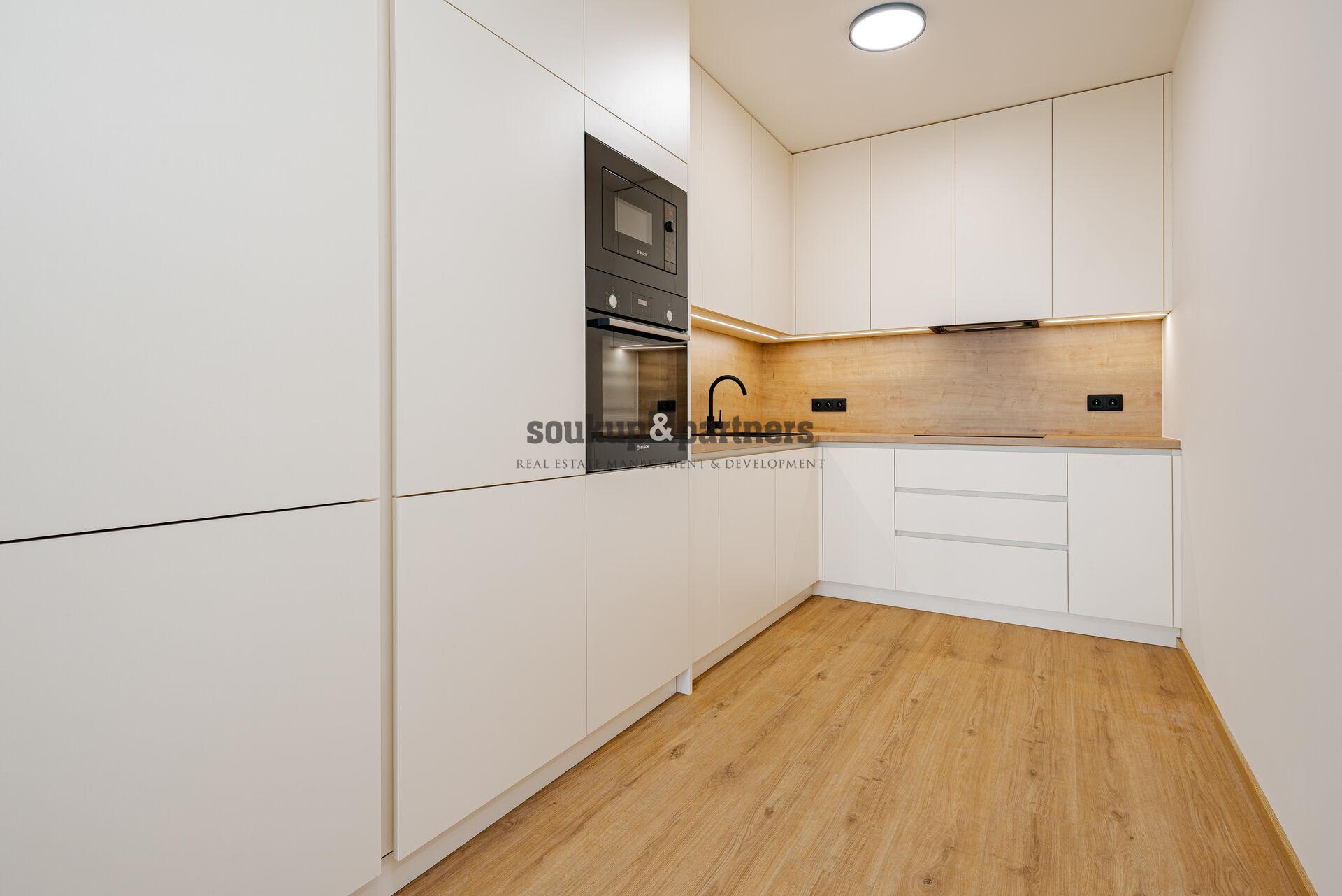 Pronájem nového bytu 2+kk 82 m² s předzahrádkou, gar. stáním a sklepem – PORTTI Kladno