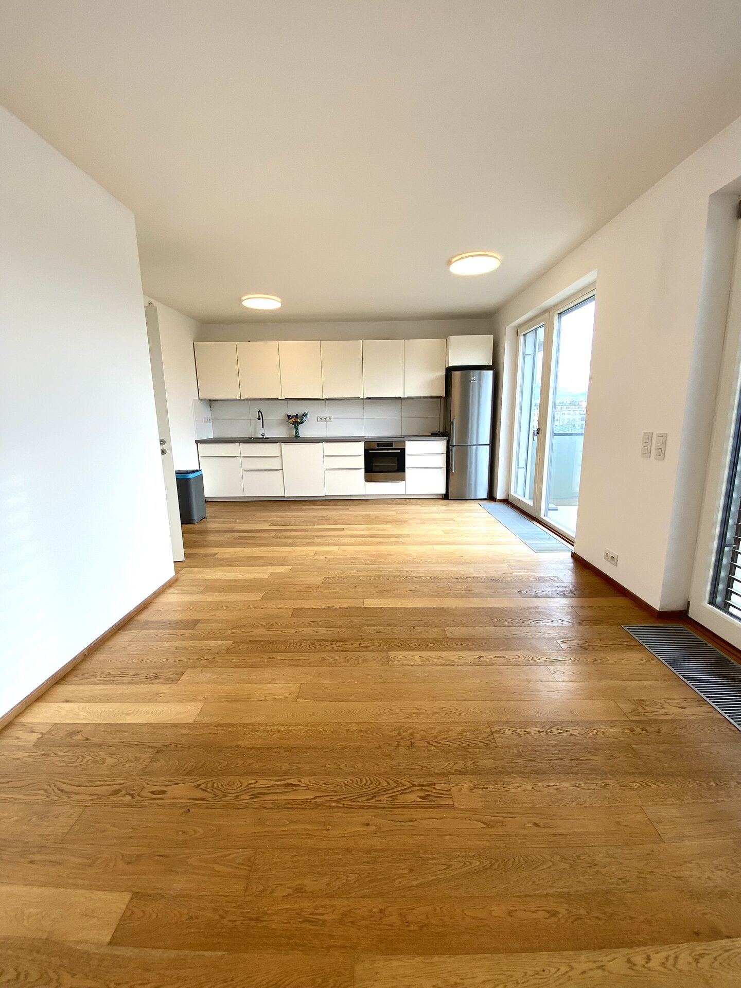 Pronájem moderního bytu 3+kk, 70,5m2, garáž, sklep, balkon, rekuperace - Praha 10