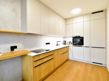 Pronájem vybaveného moderního bytu 3+kk s balkonem 18,5m2, zděným sklepem a garážovým stáním