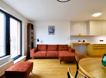 Pronájem vybaveného moderního bytu 3+kk s balkonem 18,5m2, zděným sklepem a garážovým stáním