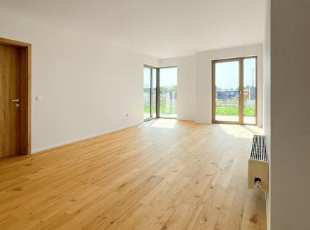 Pronájem bytu 2+kk (55m2), s terasou (21,6m2), předzahrádkou (40,5m2), sklepem a GS