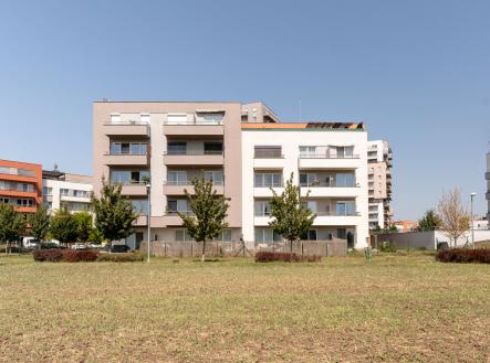 Prodej moderního bytu 3+kk, 82 m², dva balkony, garážové stání, sklep, Praha 9 – Letňany