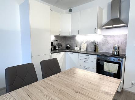 Pronájem bytu 2+kk se zasklenou lodžií, 52,9m2 + 4,4m2, Střížkov - Praha