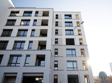 Prodej bytu 2+kk (48,7m2) s lodžií (4m2), sklepem a garážovým stáním