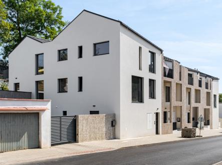 Moderní byt 4+kk, 90 m² – terasa, zahrada, sklep i parkování
