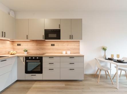 Prodej bytu 2+kk (57,6m2) po rekonstrukci (komora, sklep, garážové stání)  – Karlovarská, Praha 6