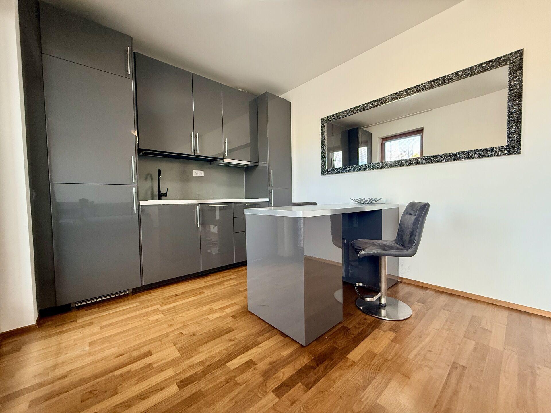 Pronájem 1+kk (36,2m2) s lodžií, sklepem a garážovým stáním, Patočkova, Praha 6