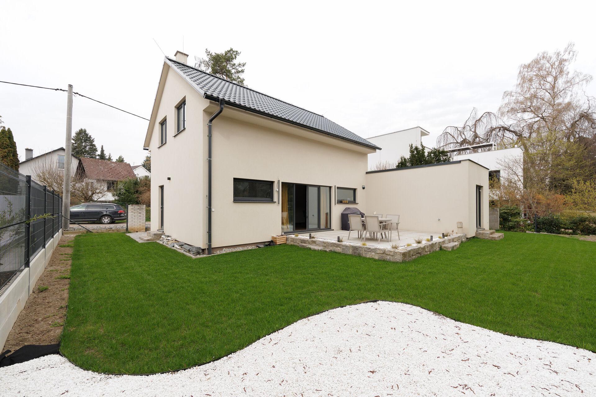 Pronájem rodinného domu 4+kk a bytu 1+kk, s oddělenou zahradou 329m2, Říčany