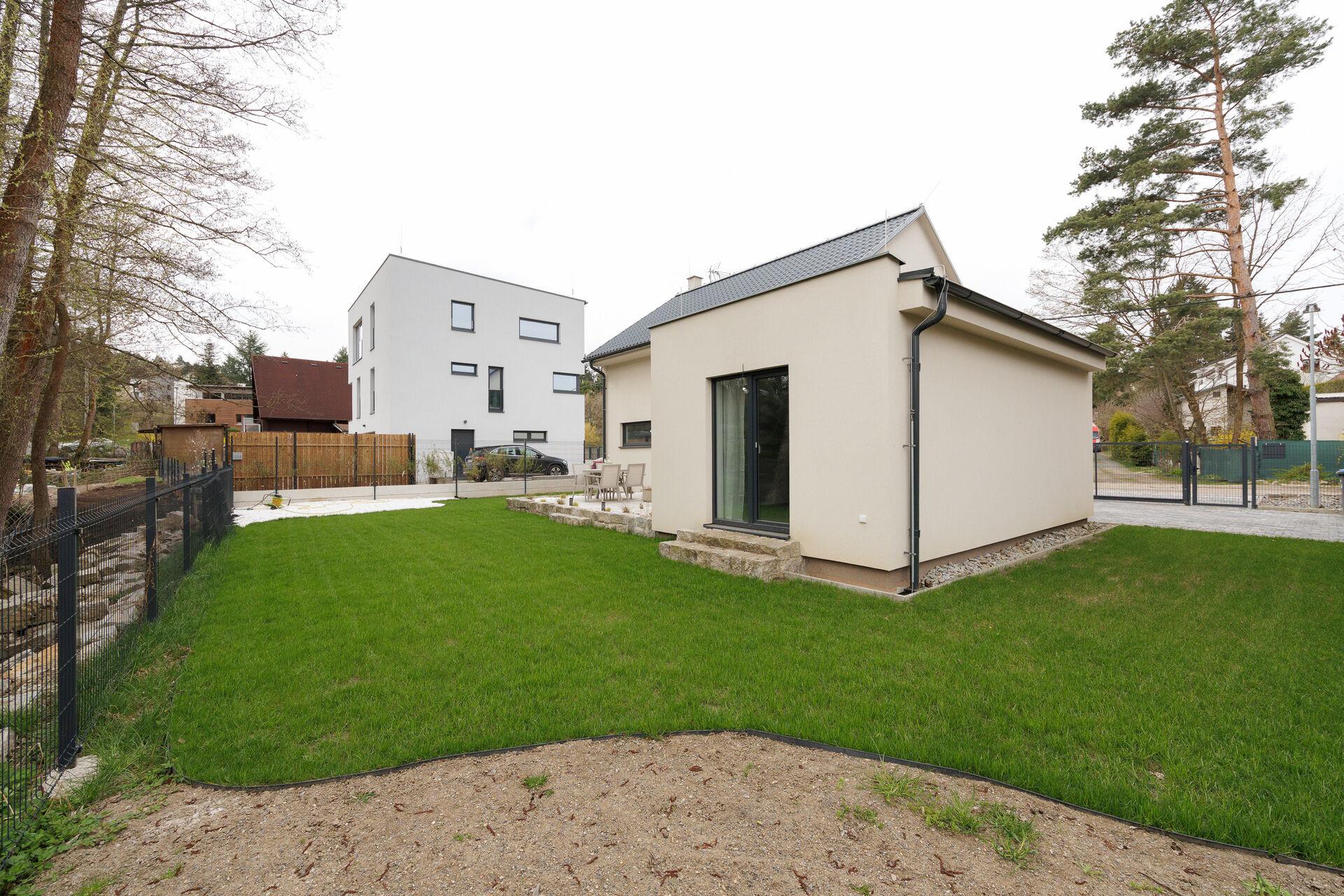 Pronájem rodinného domu 4+kk a bytu 1+kk, s oddělenou zahradou 329m2, Říčany