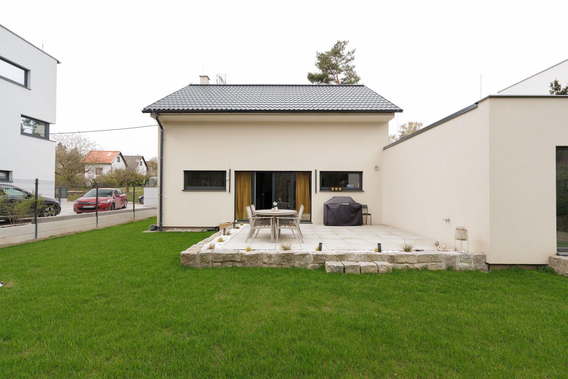 Pronájem rodinného domu 4+kk a bytu 1+kk, s oddělenou zahradou 329m2, Říčany