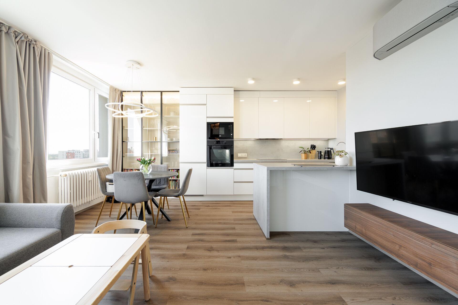 Pronájem plně vybaveného zrekonstruovaného bytu, Brandlova - Praha 11