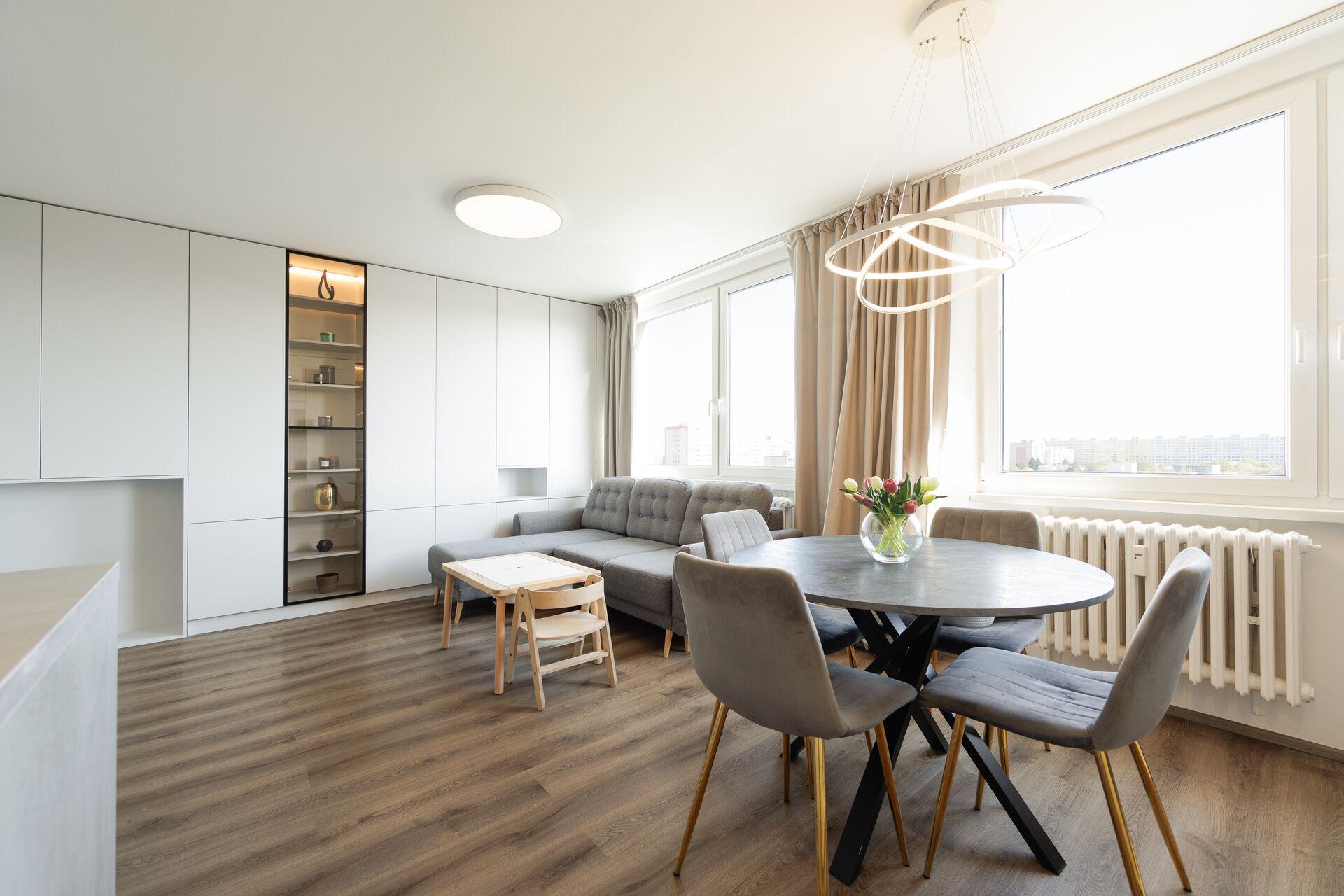 Pronájem plně vybaveného zrekonstruovaného bytu, Brandlova - Praha 11