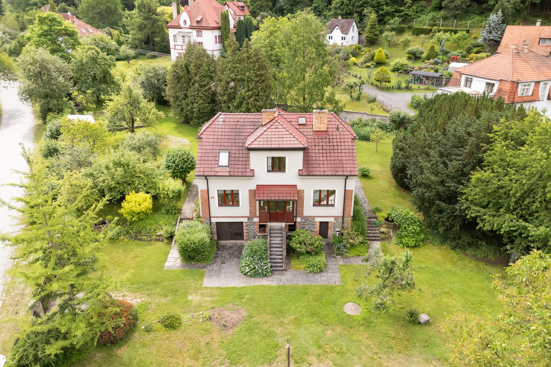 Rodinná vila 6+1| pozemek 2 394 m² | Pikovice u Sázavy, 30 minut od Prahy