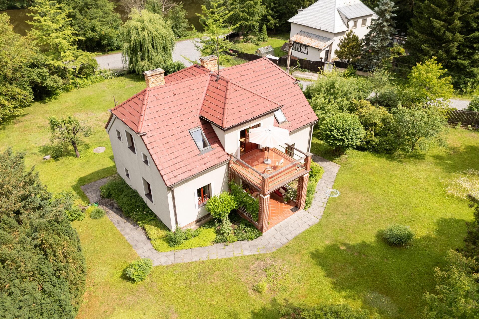 Rodinná vila 6+1| pozemek 2 394 m² | Pikovice u Sázavy, 30 minut od Prahy