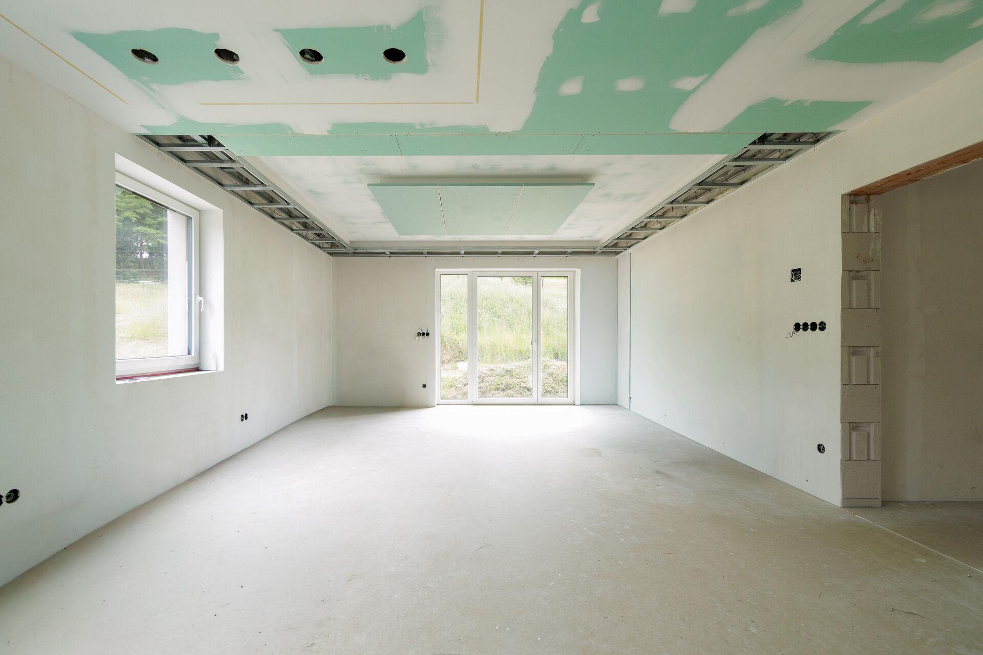 Moderní rozestavěný bungalov 4+kk s pozemkem 3 187 m² a garáží pro 2 auta