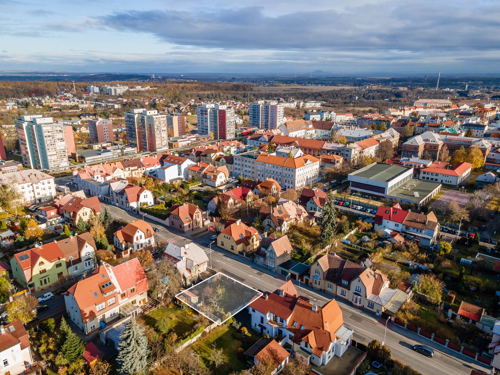 Stavební pozemek v srdci Kladna, stavební povolení na RD s dvěma bytovými jednotkami 4+kk!