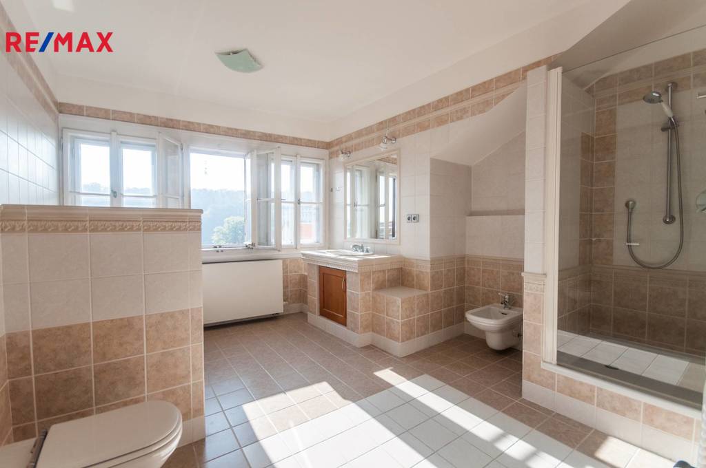 Koupelna v patře s výhledem na Petřín