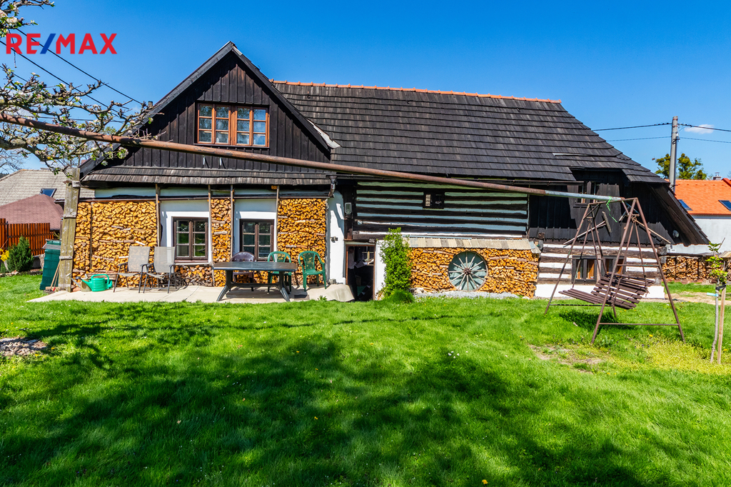 1. Pohled na chalupu ze zahrady