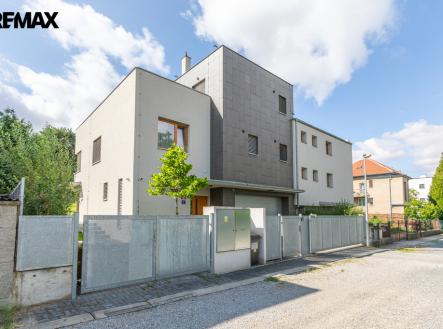 Pronájem domu/vily, 339 m² obrázek