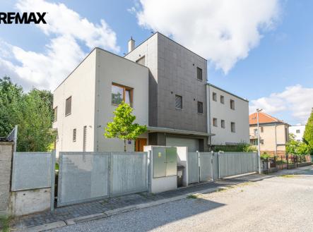 Pronájem domu/vily, 339 m² obrázek