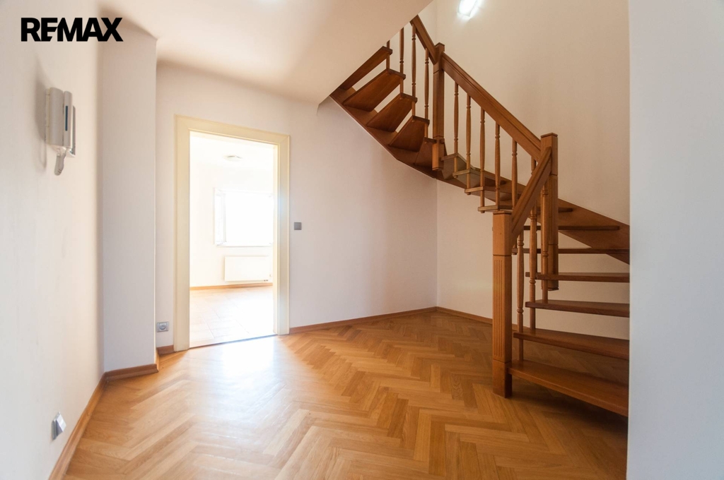 Hala se schodištěm