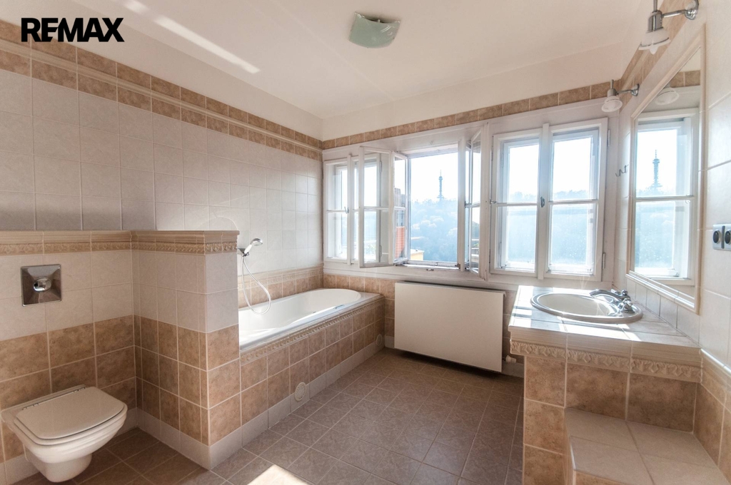 Koupelna v patře s výhledem na Petřín