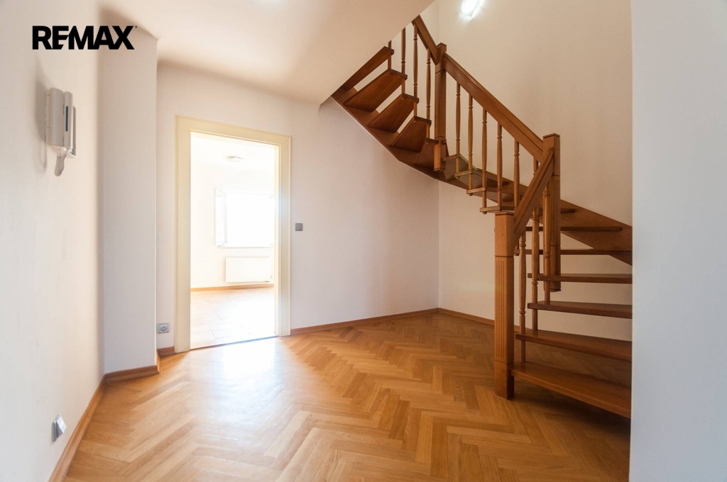 Hala se schodištěm