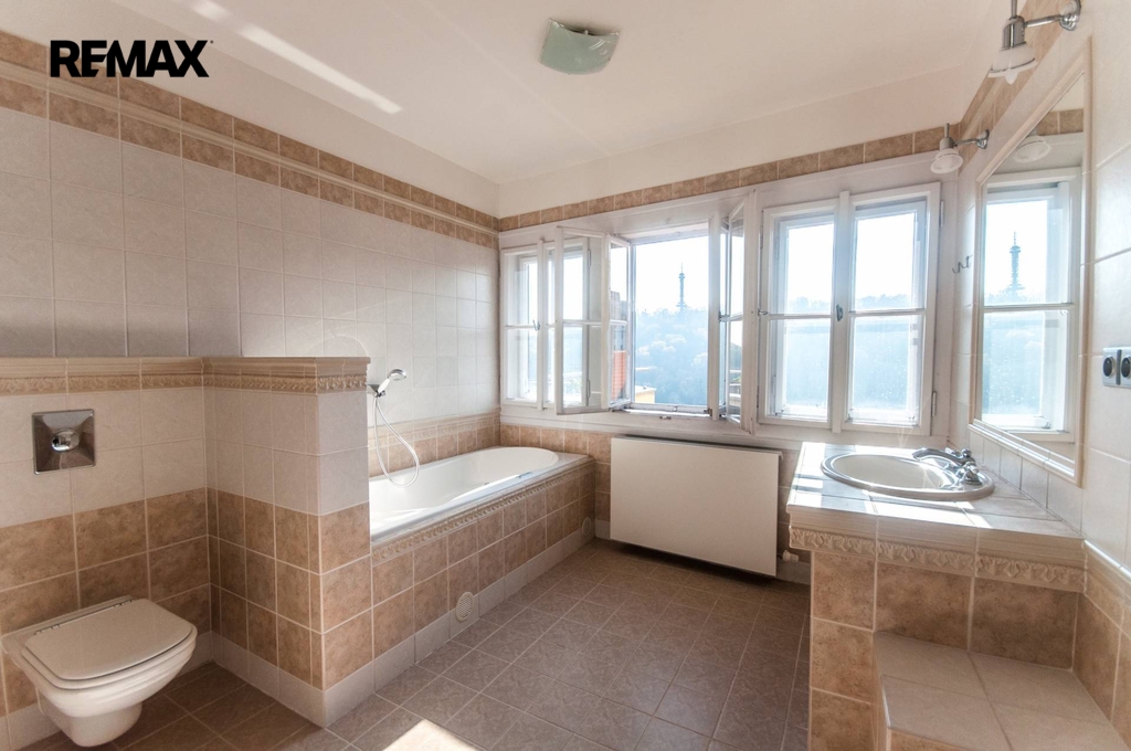 Koupelna v patře s výhledem na Petřín