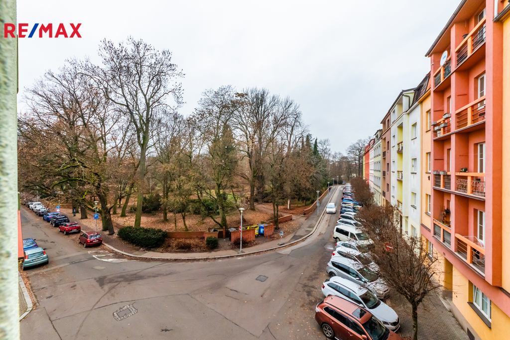 2. Výhled z pokoje  s kuchyňským koutem do parku Bubeníkovy sady