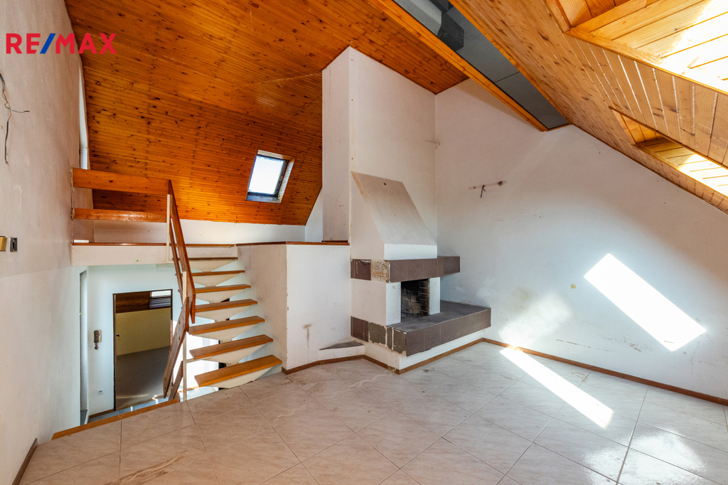 2. Místnost s krbem 4. NP domu