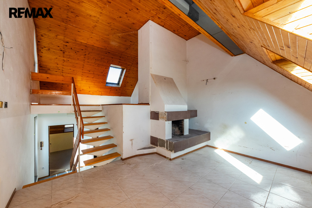 2. Místnost s krbem 4. NP domu