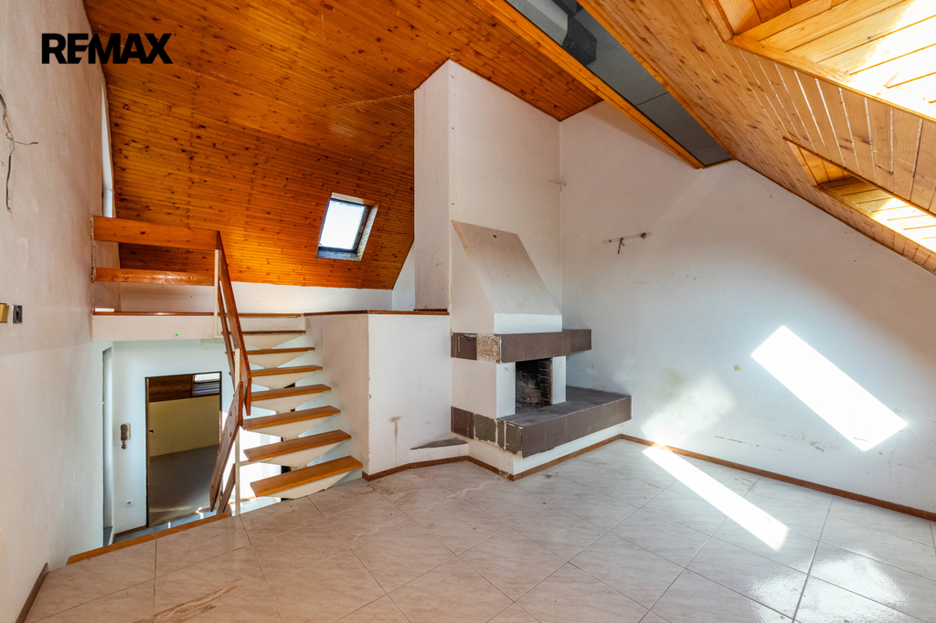 2. Místnost s krbem 4. NP domu