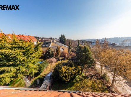Rohový řadový RD 229 m² 2x lodžie garáž zahrada 311 m² původní stav Součkova Řepy