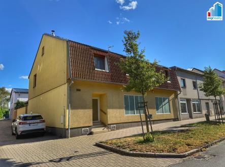 Pronájem obchodní prostory, 160 m²