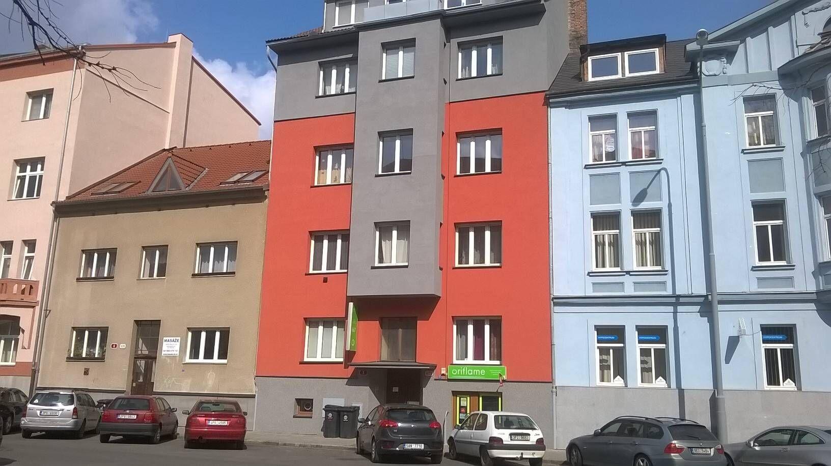 Nabízíme k pronájmu podkrovní 2+kk s arkýřovými okny v centru Plzně
