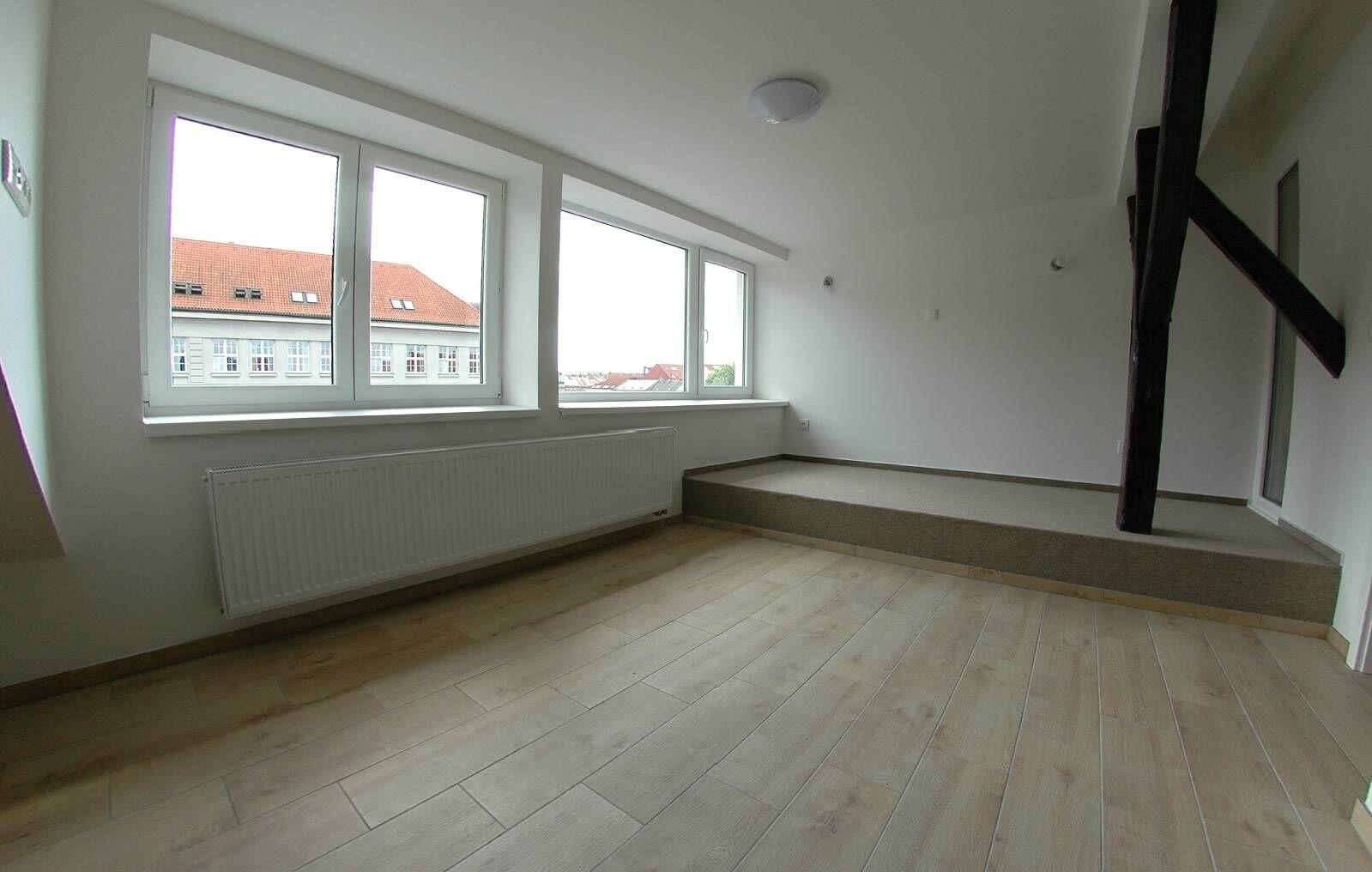 Nabízíme k pronájmu podkrovní 2+kk s arkýřovými okny v centru Plzně