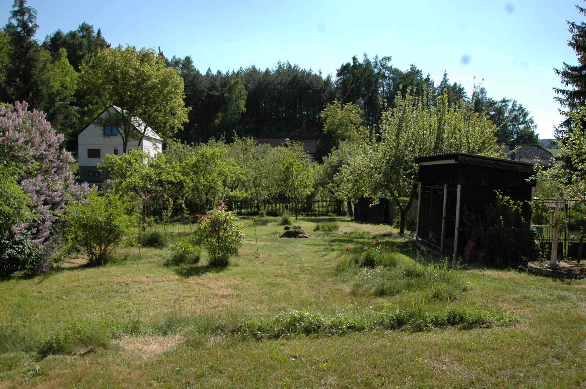 Atraktivní pozemek s potenciálem pro rekonstrukci rodinného domu v klidné lokalitě Záluží